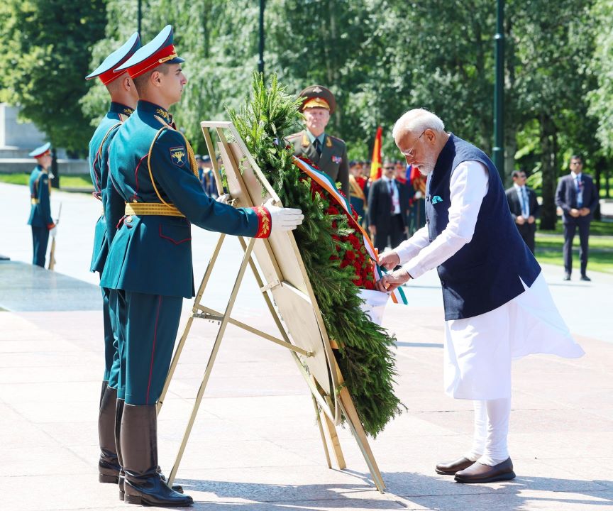 The Prime Minister pays tribute at the ''''Tomb of the Unknown Soldier'''' in Moscow.